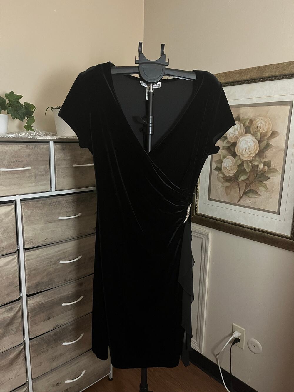 Jessica Howard Women’s Size 16 Black Velvet Ruched Rhinestone Cocktail Dress